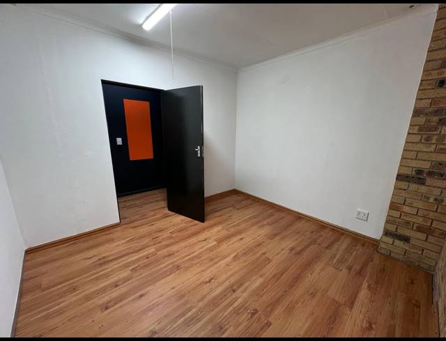 599M² WAREHOUSE TO LET IN LASER PARK